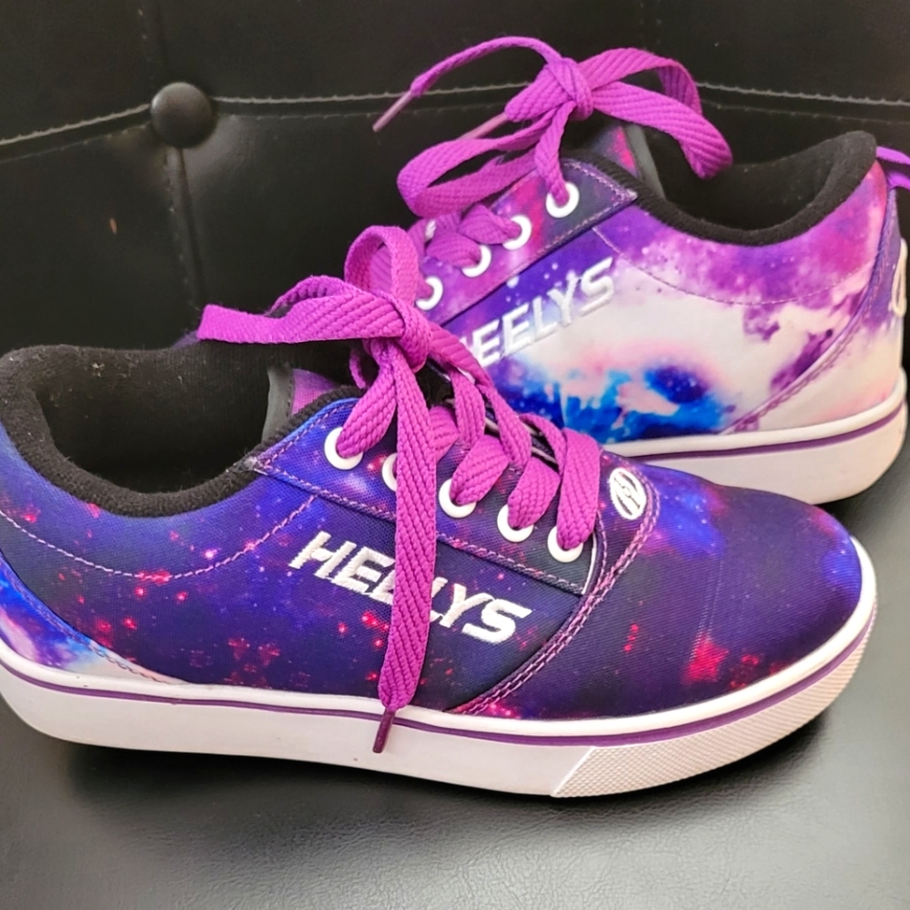Children's Heelys skate sneakers with galaxy print in size youth 3